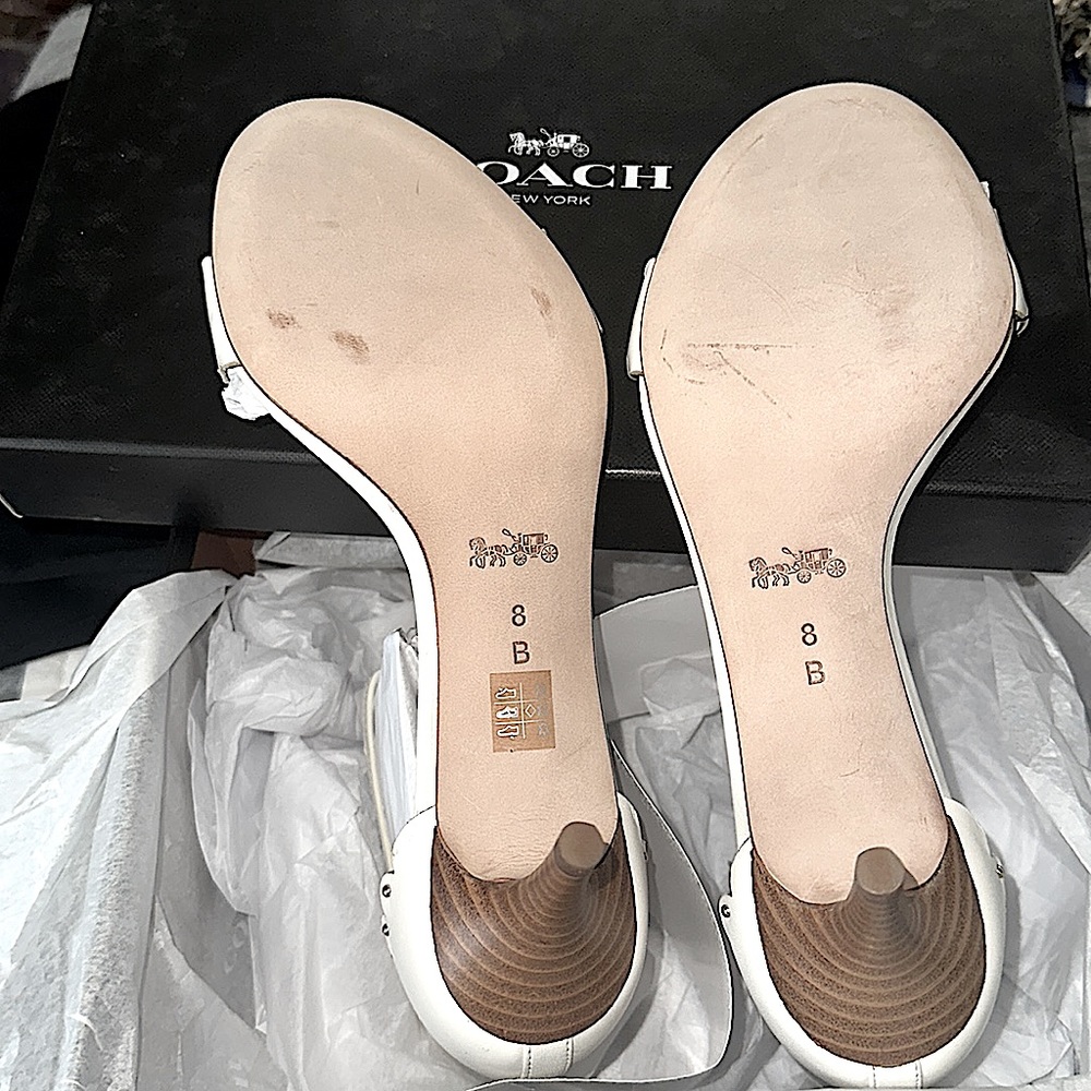 NWT Coach anyone? U can never wrong w/ a COACH ๐ . B Original ๐ ๐ฐ ๐ฅ 4 U Sis - Picture 17 of 17